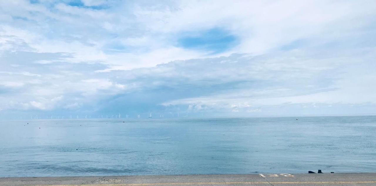Beautiful Beachfront Retreat With A Stunning Sea View For The Ultimate Escape Away From The Busy World Below Herne Bay Kültér fotó