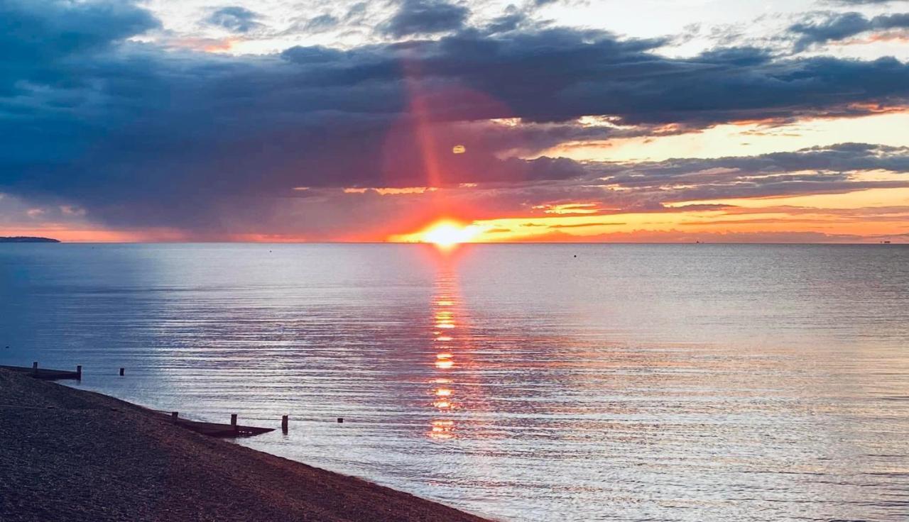 Beautiful Beachfront Retreat With A Stunning Sea View For The Ultimate Escape Away From The Busy World Below Herne Bay Kültér fotó