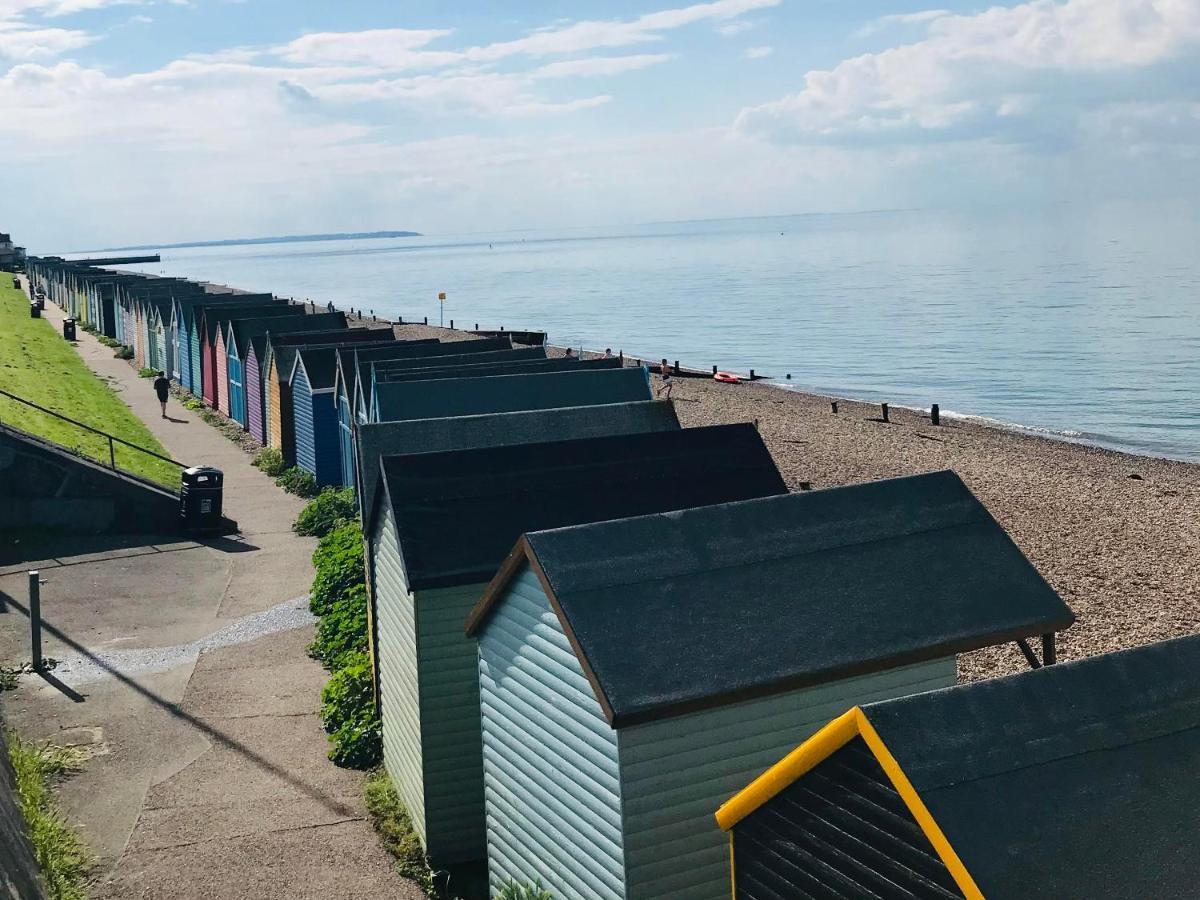 Beautiful Beachfront Retreat With A Stunning Sea View For The Ultimate Escape Away From The Busy World Below Herne Bay Kültér fotó