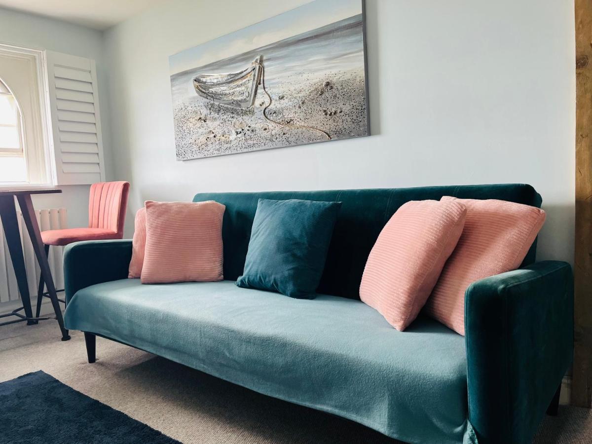 Beautiful Beachfront Retreat With A Stunning Sea View For The Ultimate Escape Away From The Busy World Below Herne Bay Kültér fotó