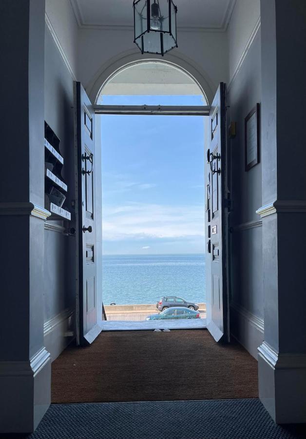 Beautiful Beachfront Retreat With A Stunning Sea View For The Ultimate Escape Away From The Busy World Below Herne Bay Kültér fotó