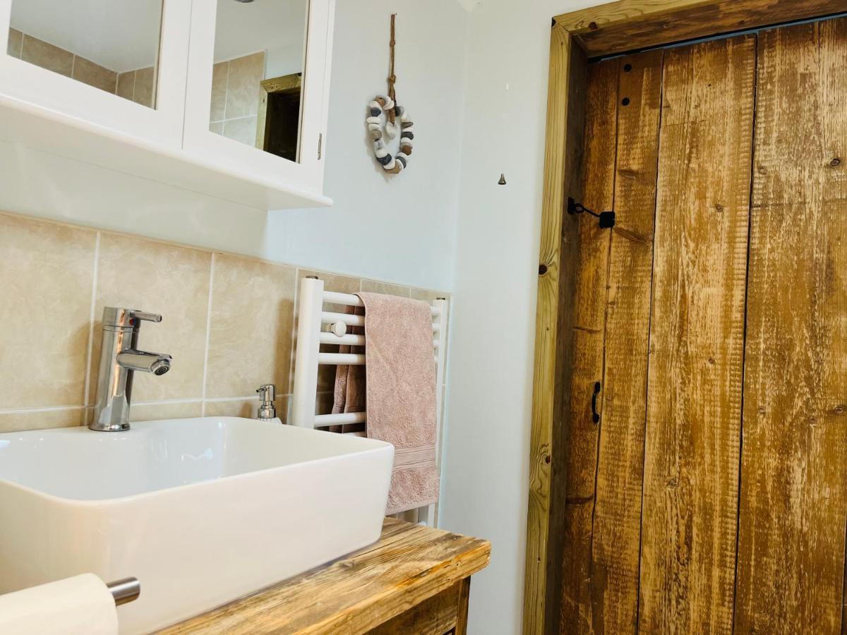 Beautiful Beachfront Retreat With A Stunning Sea View For The Ultimate Escape Away From The Busy World Below Herne Bay Kültér fotó