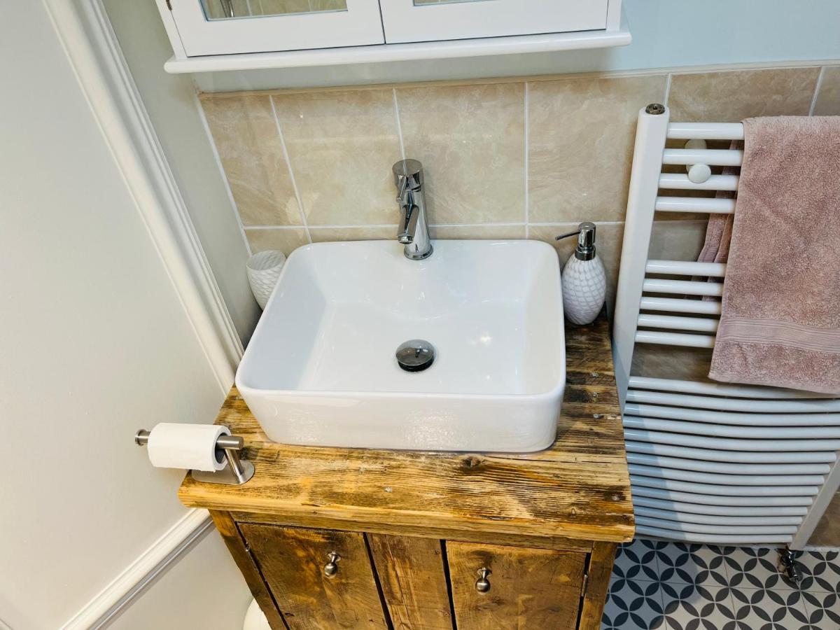 Beautiful Beachfront Retreat With A Stunning Sea View For The Ultimate Escape Away From The Busy World Below Herne Bay Kültér fotó