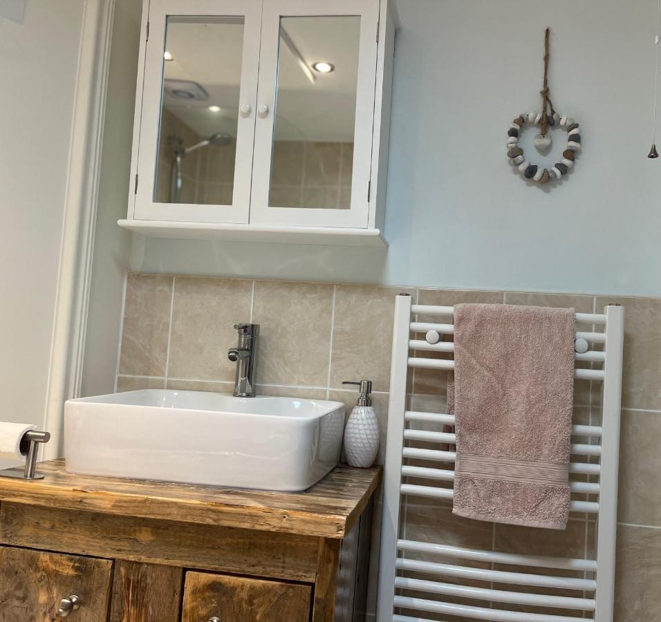 Beautiful Beachfront Retreat With A Stunning Sea View For The Ultimate Escape Away From The Busy World Below Herne Bay Kültér fotó
